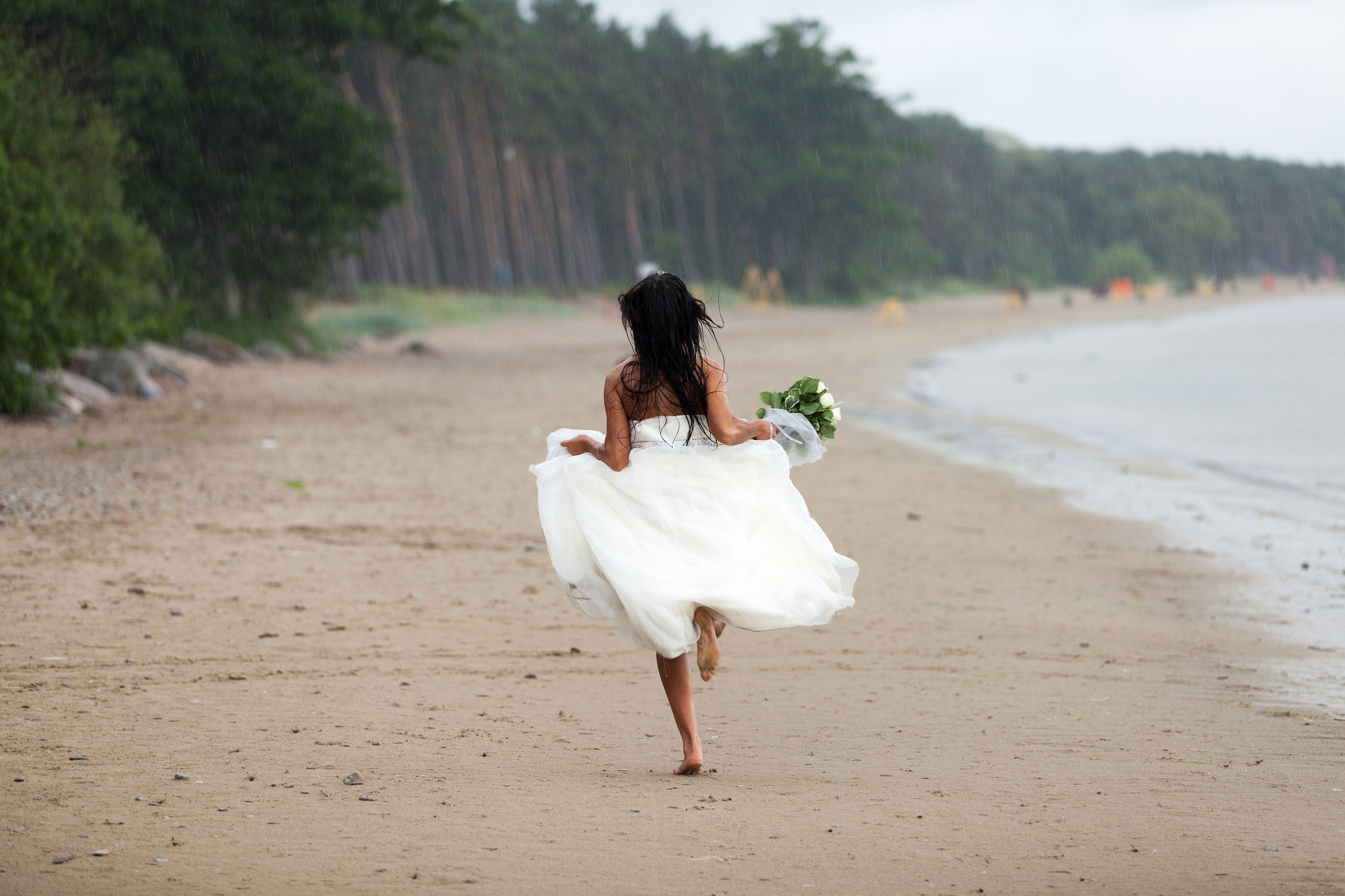 Поймать сбежавшую невесту. Сбежавшая невеста. Девушка бежит в свадебном платье. Невеста убегает. Невеста сбежала со свадьбы.